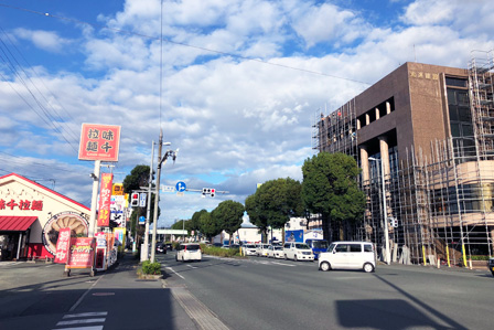 東バイパス下南部交差点（味千ラーメン、熊本下南部郵便局、BMW、光進建設の交差点）を直進します。写真