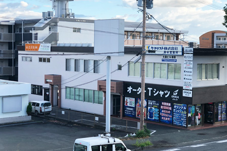 そのまま30メートルほど進んだ左側のビルとなります。「司法書士法人・行政書士あかりテラス」の看板が見えます。こちらからお入りください。駐車場は4台置けます。写真