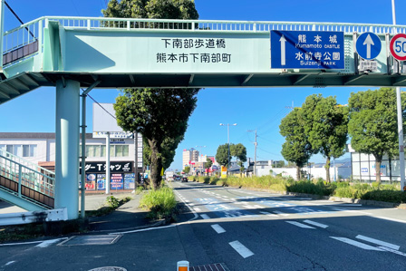 左手に、車検のコバック、ガソリンスタンド、焼肉館彩炉東バイパス店、トヨタレンタカーを通り過ぎます。写真