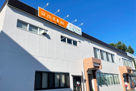 歩道橋を越え、30メートルほど進んだ左側のビルとなります。「司法書士法人・行政書士あかりテラス」の看板が見えます。こちらからお入りください。駐車場は4台置けます。写真